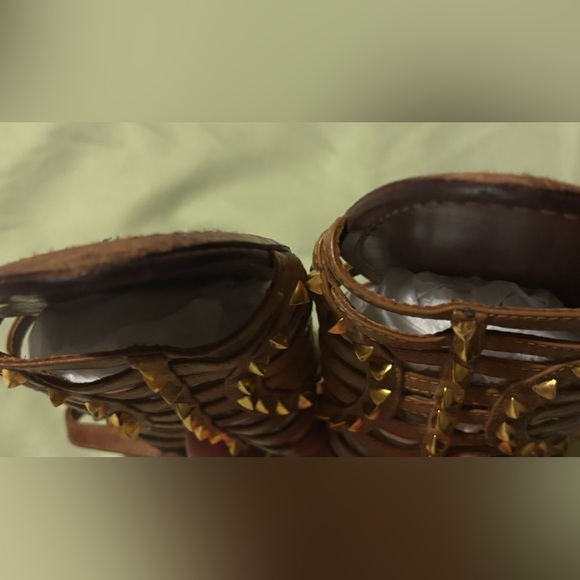 Tory Burch Brown Gladiator Sandals With Gold Studs - Picture 7 of 9